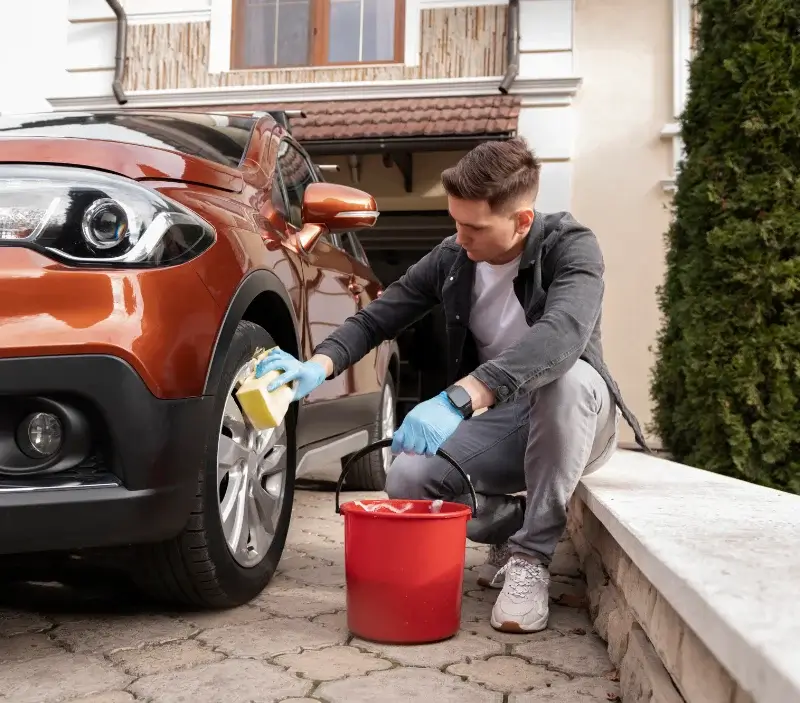 Lavage auto à domicile Rives d'Andaine : professionnel intervenant sur un véhicule
